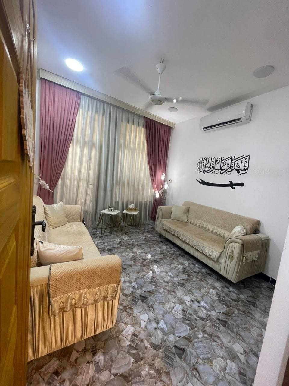 سلام عليكم بيت للبيع
مساحة 50 متر 5*10 طابقين ونصف
بناء 2025  زراعي سند 25 في كاع ابو ايهاب زراعي بين شارع 60 والصحة اول مربع من جهة سريع الدورة
 مع البيت حمام جاكوزي ب طابق الثاني _سخان 80 لتر 
و2 تانكيات ابو 1000 لتر  سعر البيت 90 مليون 
*********** البيت ب اسمنه يعني مو دلالين
