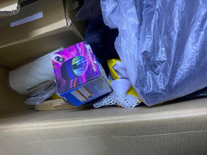 السلام عليكم
عيني عندي شلعة كراتين شي ان 2 منهم منزلي سي وان ناعم و2 منهم مكس ملابس نسائيه اشتريتهم وردت افتح بيهم مشروع بس زوجي  رفض ومقبل  وحايرة وين اوديهم لان  مكان هم ماعندي


**إذا كنت صاحب هذا الإعلان وتريد حذفه لأي سبب، رجاءا أرسل رسالة إلى الدعم الفني**