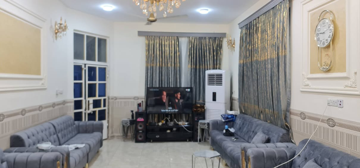 #دار-للبيع
بيت ركن على شارعين المساحة (( 700 متر )) طابو زراعي سند 25 الواجهه 18 متر والنزال 40 متر يحتوي على حديقة اكثر من 200 متر… گراج يتسع لثلاث سيارات الاساس كونكريت مسلح والبناء بلوك درجة اولى حد الشبابيك والبوب ويربطها رباط كونكريت مسلح والسقف عگاده وسطح البيت مغطى بمادة الايزوكام اظافة الى الدنگ والطارمه كونكريت 
استقبال (9 * 4) 
(2) غرفة نوم (5 * 4)
صالة طعام (5 * 4)
صاله معيشة (12 * 4)
مطبخ جدران سيراميك وسقف ثانوي (6 * 4)
كل ارضية البيت رفت ومن ثم بورسلين لكل ارضية البيت لون موحد
الدرج كونكريت … 
صحيات داخليه وخارجيه سقف كونكريت 
ممر حول البيت ومساحة الترك الخلفي  (15 * 4)
العنوان… بابل… الحمزة الغربي…  المعاره طريق الزوار قرب سكلة ابو تقى…  بيع مستعجل وللاستفسار الاتصال  ***********. …  ***********
