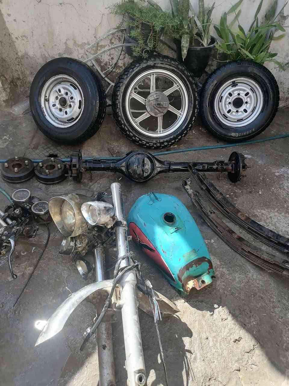 يتوفر غراض جمرة تفصيخ نضاف
اكسل كامل مكفول ب80 
ويالة وتايرات خلفية جوبلس 40 
ويل مع البيم والبطيخة امامي وتاير جديد ب40 
ورك ب40
صدر كامل مع الدشبول واللايت والسكنات ب70
تانكي نضيف ب20 
محرك شغال ب100 
كير بوكس ب10 
بغداد البياع الشرطة الرابعة *********** بي واتساب
