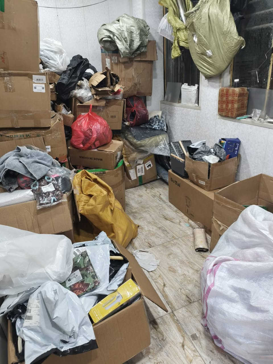 السلام عليكم غراض محل كامل للبيع مكس Dhl الكتروني منزلي ملابس شلعة او كيلو ‏‪***********‬‏ بغداد
