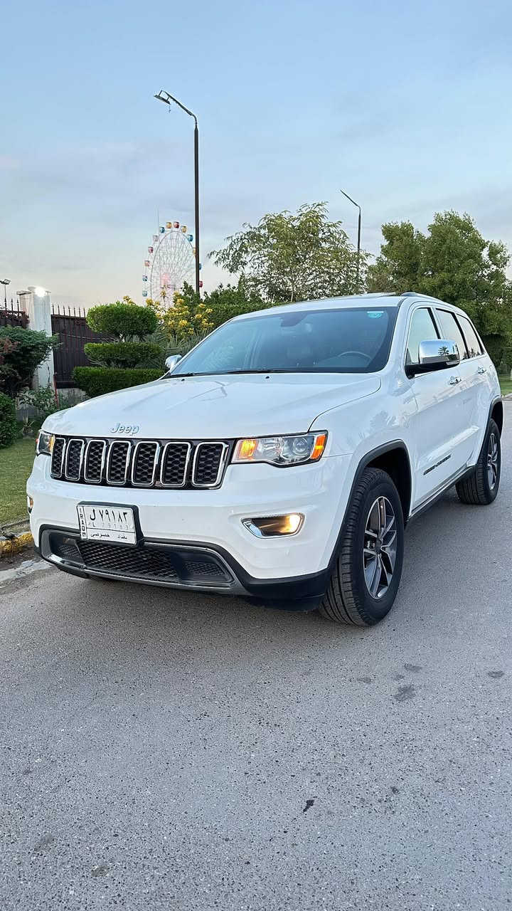 سلام عليكم 
جيب كراند شيروكي لمتدد 2019 4x4
ماشية 24 الف مشتريه زيروا ع ايدي 
ضرر جاملغ خلفي فقط  
1 سلايد +V6
2 بصمة +بصمة ابواب + تشغيل ع بعد 
3 جلد + تدفئة وتبريد كشنات وستيرن 
4 جنطة كهرباء + كامرة دوارة + حساسات
5شاشة جبيرة +ماوس +فول تحكمات ستيرن 
عليه ادامة كاملة + تخم تاير دلوب قبل شهر شاده
السيارة جديدة بمعنى الكلمة 
مكان السيارة حي الجامعة 
***********
