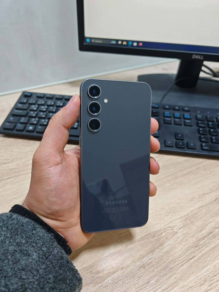 سامسونك s23 Fe 📶  هــاتف *********** 📱
شريحتين شرق اوسط عربي ✔️
يدعم ميزة تسجيل📞 المكالمات 📼 بلادي من الشركة 🫟
للبيع او مراوس مكاني كربلاء السعر 390 الف ⭕️
مكفول شرط الفحص ضمان كرت شاشة عين الفهد 💸
Samsung galaxy S23 FE 5G 
المواصفات 
المعالج: ثماني النواة Exynos 2200 تكنولوجيا 4 نانو
الكاميرا: خلفية ثلاثية 50+8+12 م.ب. / امامية 10 م.ب.
الشاشة: 6.4 بوصة بدقة 
البطارية: 4500 مللي أمبير كربلاء, العراق
