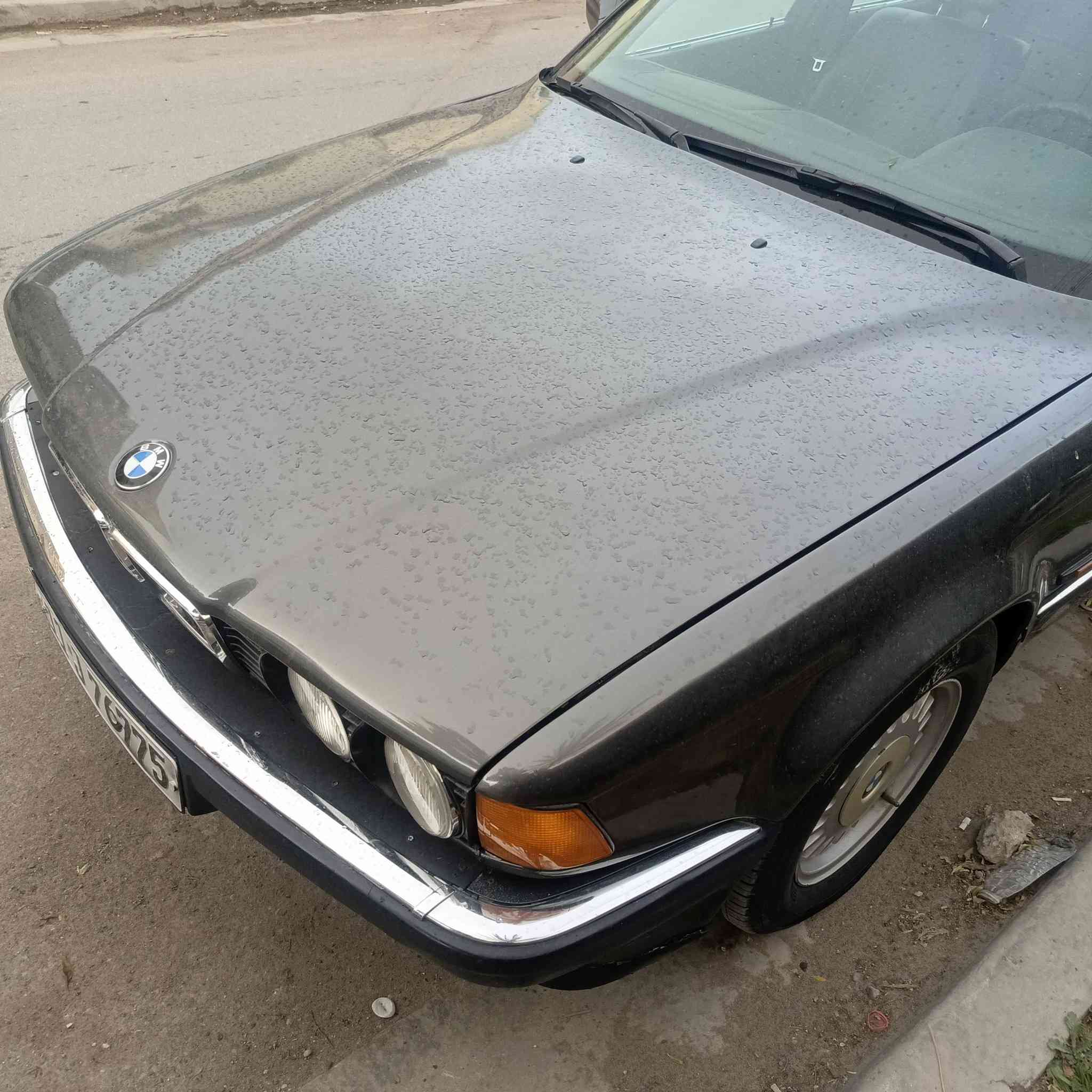 السلام عليكم 
عندي بي ام 735موديل89 بغداد رقم انكليزي بسمي كشنات جلد دبل ايرباك هوك خلفي بجم عريض  فتحه بالسقف شغاله كير ومحرك وصدر ممتازه مكان السياره بغداد السعر 50 الاتصال على ***********
