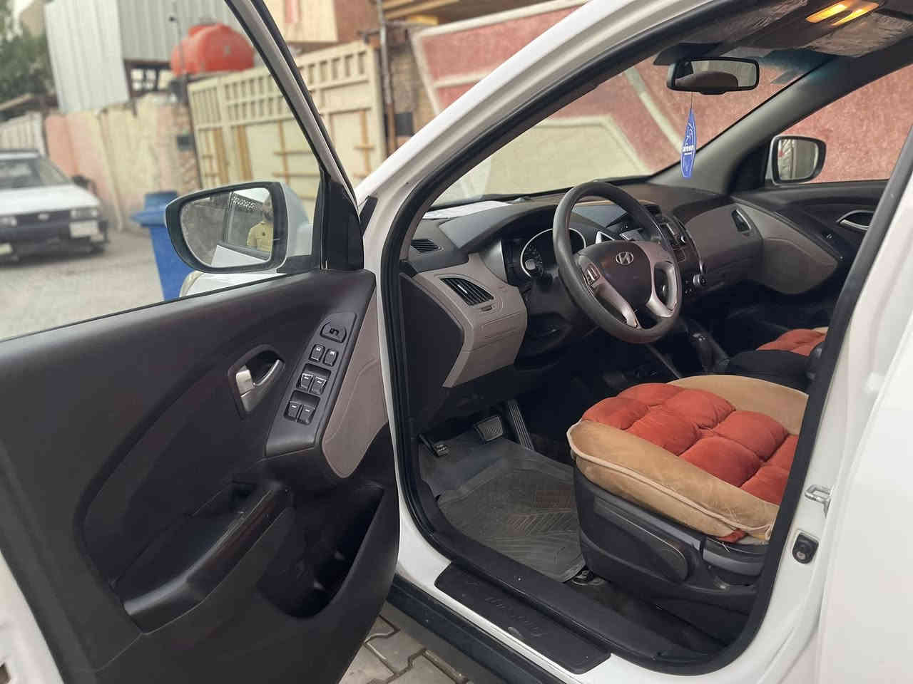 السلام عليكم
هونداي توسان موديل 13 خليجية قطعتين رش ( جاملغ وباب سايق ) بدون اي تعديل او معجون وبارد بالهلال جاملغ خلفي عكس السايق 
سيارة محرك كير تبريد بلادي 
تخم تاير 
رقم بغداد انكليزي باسمي تحويل ثاني يوم 
سيارة جناي من يومه وخير من الله 
للبيع مكاني بغداد 
***********
