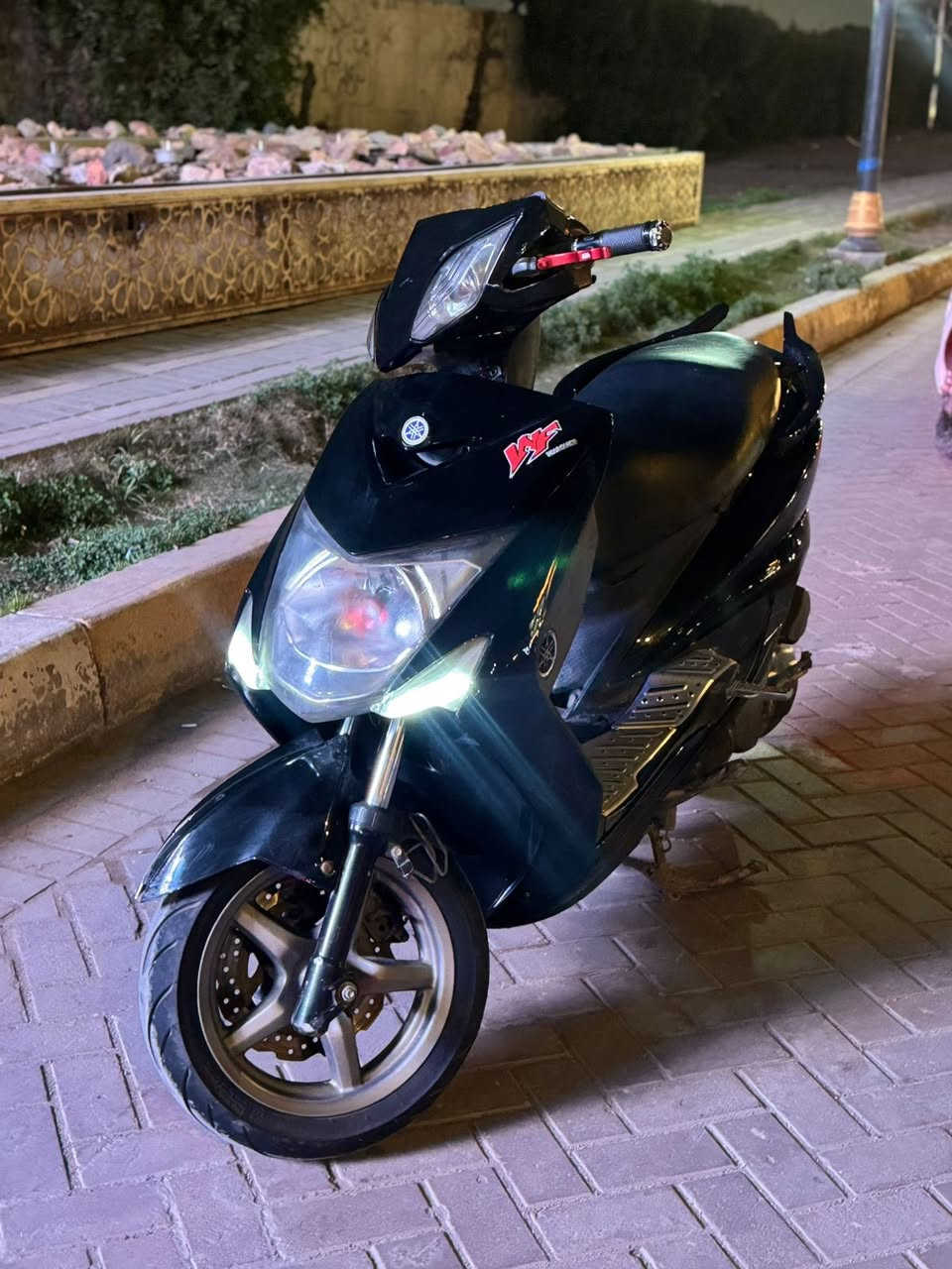 السلام عليكم  سكنس لد ياباني قبق نفخ استان كهربائي مرقم التحويل ثاني يوم الدراجه حلوه ونضيفه ملاحضه الدراجه بيهه كفرات كامل تايوان اصلي مو التقليد الطبكه موس مثل مموضح والدرجه بيهه كلج خلفي رياضي WF اصلي وكاله بس الدراجه ما ادري ليش بيهه شويه يطلع دخان من الصالنصه بس الصبح ومن اطلع بيهه كبل يروح وما يطلع بعد ابدد واني امانت الله اديرلهه كله دهن موتل الاصلي وبانزين محسن 
الدراجه قفلهه (17$) قفل قفل قفل ولحد يخابرني يكلي بيهه مجال 
ممتواجد بس عل رقم 
مكاني بغداد 
***********
