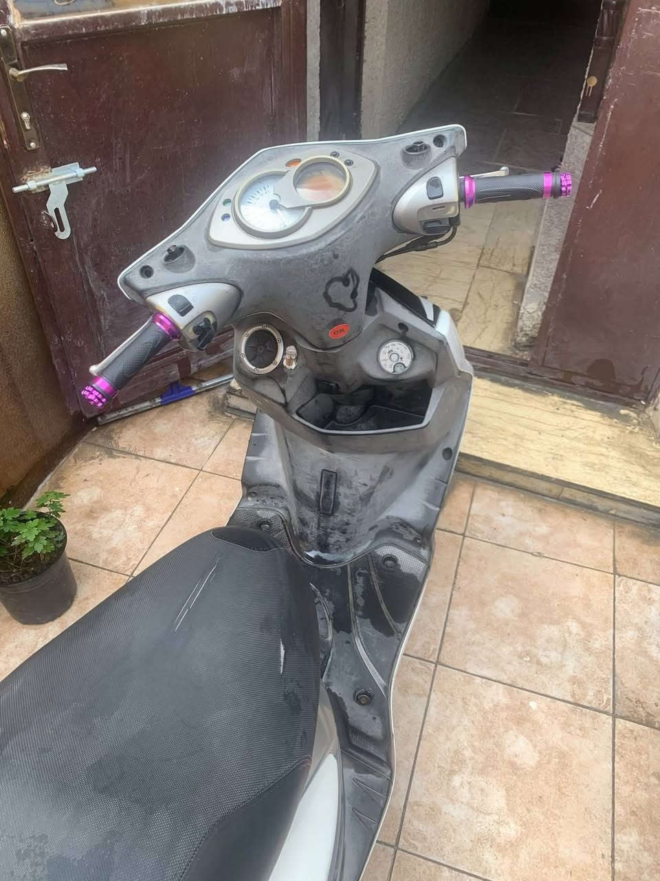 سلام عليكم سكنس فحل نوزل خطين دراجة جديدة ماشية 29 الف حقيقي جميع الكهربائيات شغالة اي نقص مابيهة ب 800 وبيهة مجال 
مكاني الاعظمية للتواصل عالرقم ***********
