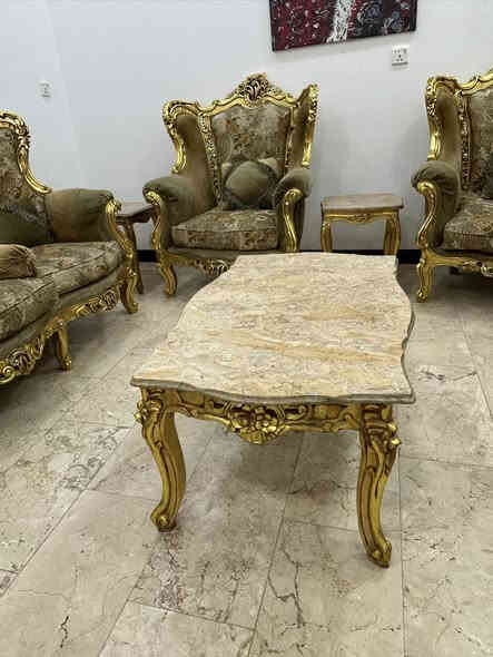 تخم ملكي احتواء ٤ كراسي ملكي و٢ قنفه ملكي وميز مرمر و٢ طبلات مرمر معئ الكوشات  / المكان البنوك شارع دائرة الكهرباء / السعر ٥٥٠ وبيه مجال مستعجل عليه / الرقم    متواجد واتساب واتصال ***********
