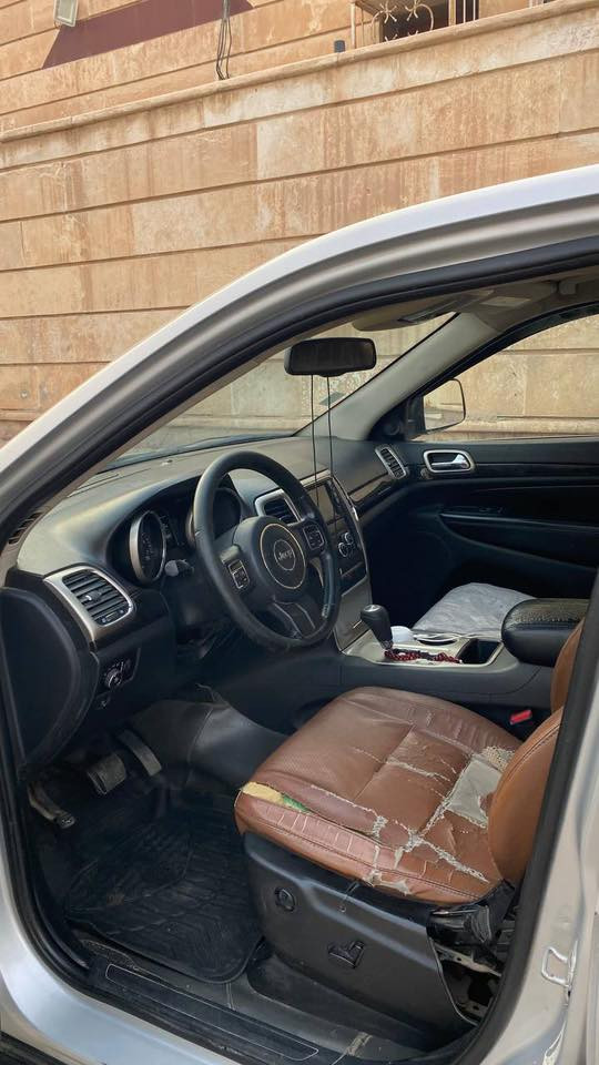 جيب لاريدو 2013 مصبوغه جماليه محرك 3600 سياره نظيفه حلوه حداديه تايرات تبريد كهربائيات كله جديد بلاد بيهه ضربه خفيفه جدا بالجاملغ الخلفي ايرباك سليم وارد امريكي السياره عليهه طلب 20 ورقه ع المشتري لان اني منزل من سعرها 
رقم بغداد انكليزي سنويه 30
ترهم مراوس  السعر97. 
***********
