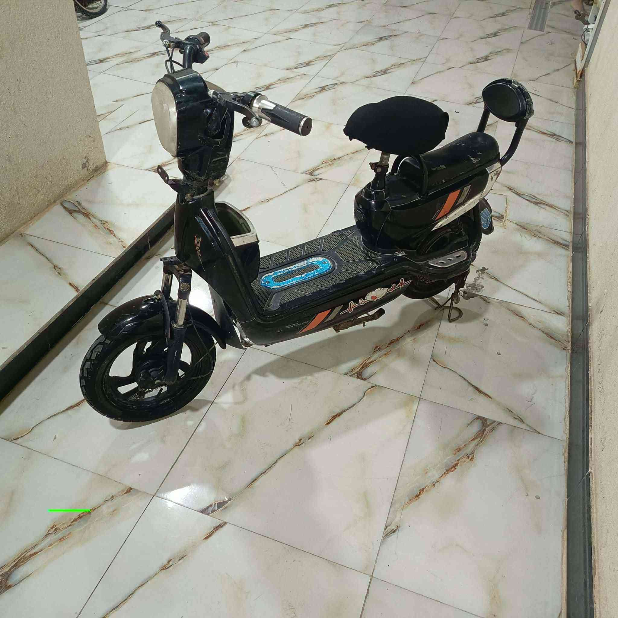سلام عليكم
دراجه كهربائية 

شغاله بس متروكه

بطارياتها نص عمر والشاحنه مالتها 12V عطلانه

رايدينها ب100 وبيها مجال

***********

