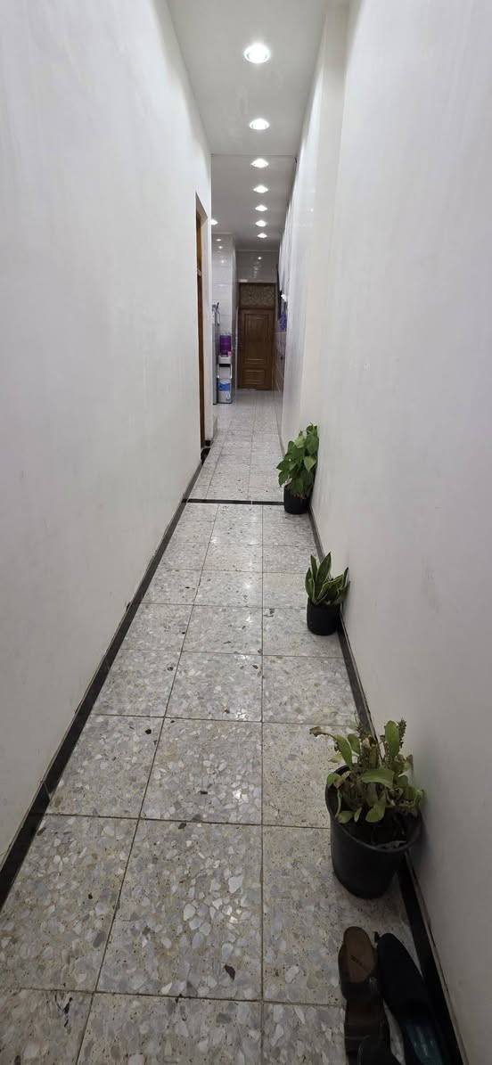 سلام عليكم مرخصةمديرالاكروب المحترم بيت  100متر 5ب20  فول بناء درجه اوله البيت جاهز كامرات شارع ١٠ متر ستاره بيتونه تطبيق اشتايكر السطح  فرع الاول عن شارع المستشفى العام زراعي خدمات كامله تبليط ماء مجاري كهرباء انترنت مولد ذهبي شارع عريض كماليه حي السلام شارع المستشفى الجديد سعر وستفسار ***********
