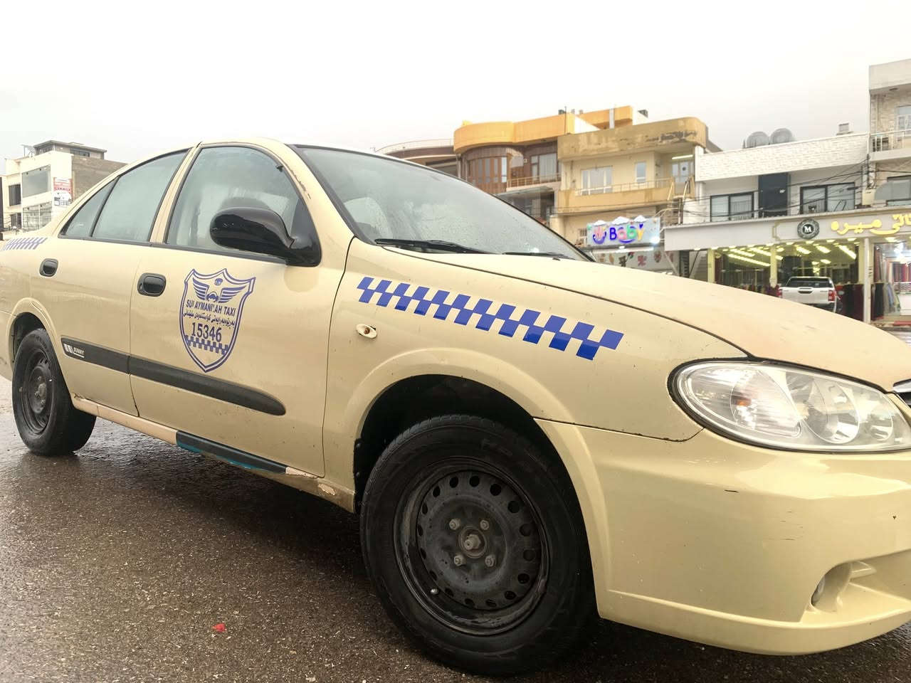 نیسان سەنی گێڕ عادی مۆدێل 2010
سێ پارچەی ڕەشە لەسەر ساغی 
یەک دەرگای گۆڕاوە 
گێڕو مەکینەی بەشەرت هیچ مەسرەفی تیا نیە 

شوێن سلیمانی 

***********
***********

هی دەستی خۆیەتی بەناوی خۆیەتی ماڵی دۆستە
