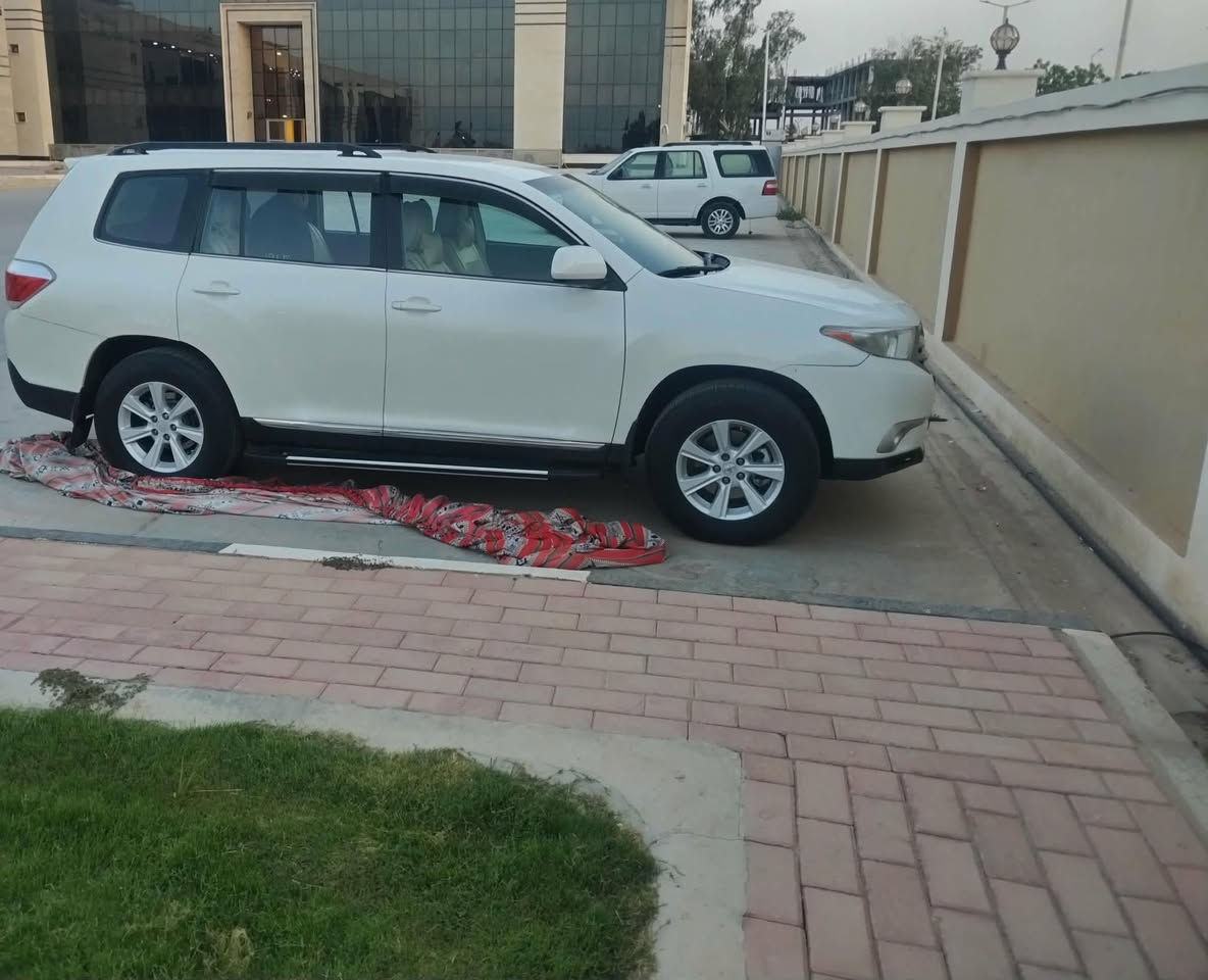 بسم الله
بيع مستعجل
سلام عليكم  هايلندر امريكي لون ابيض لؤلؤي حمامة السلام.. 
موديل 2013 بسعر مناسب 165  وبيهه مجال بسيط
 سياره كاملة الف متصرف عليها محرك وكير وتبريد كله بشرط
محرك  ٦ سلندر 
تبريد ٣ قطع 
طقم تايرات جديدة قبل أكثر من شهر شديتهن
صدر جديد
تحكم ستيرن 
كامرة 
حساسات 
لايت زنون 
٧  راكب 
 رقم انكليزي  باسمي مشروع وطني يعني وين متريد بأي محافظة تگدر تحولها بإسمك سنويه جديده سياره ضرر  من اخذتها قبل ٣ سنوات يمكن راجعة على عارضة يعني البگ لايتات الخلفية وگدامها شبر بالجاملغات الخلفية بيها تعديل....

الباب مال صندوق خلفي مبدل. 
ويمكن بيها طخه بالجاملغ عكس السايق ما متأكد. 
لكن ابيع اعتبر انه السيارة مصبوغة حزام حتى إذا صبغها مو حزام .... 
وانت تشوف بعينك 
يعني القمارة شرط والشاصي شرط والتكم كلها شرط. 
 الصور تحجي عنها 
العنوان الانبار القائم.. 
رقم ***********
مكلفه بنشر 👉
