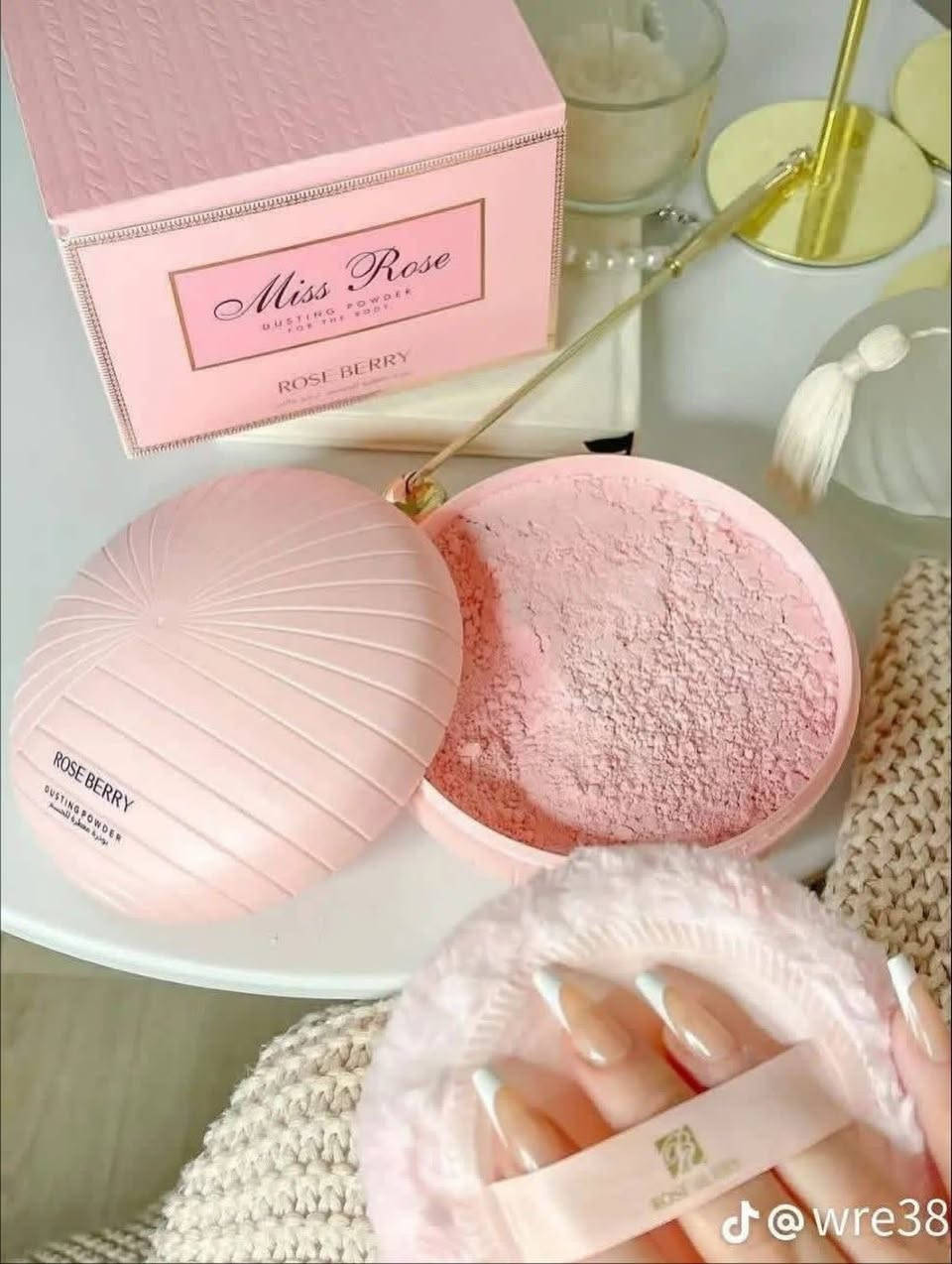 روز بيري" (Rose Berry) 

: بودرة معطرة للجسم
بودرة الجسم المعطرة من روز بيري
تُعرف هذه البودرة بتركيزها العالي من العطر وتوفر لمسة من الانتعاش والنعومة للبشرة. 
الوصف: بودرة فاخرة معطرة للجسم مصممة لتمنحك تجربة عطرية لا تُنسى ورائحة ساحرة.
الاستخدام: يمكن وضعها على بشرة نظيفة وجافة بعد الاستحمام أو في أي وقت للحصول على انتعاش فوري يدوم طويلاً.
التوفر: تتوفر عادة في عبوات بوزن 200 جم. 

سعر 7،000
عنوان بغداد اركية وفاضل شارع المسبح العام
توصيل داخل المنطقة مجاناً بغداد والمحافظات 5
للحجز والاستفسار مراسلة الصفحة او الرقم ***********
