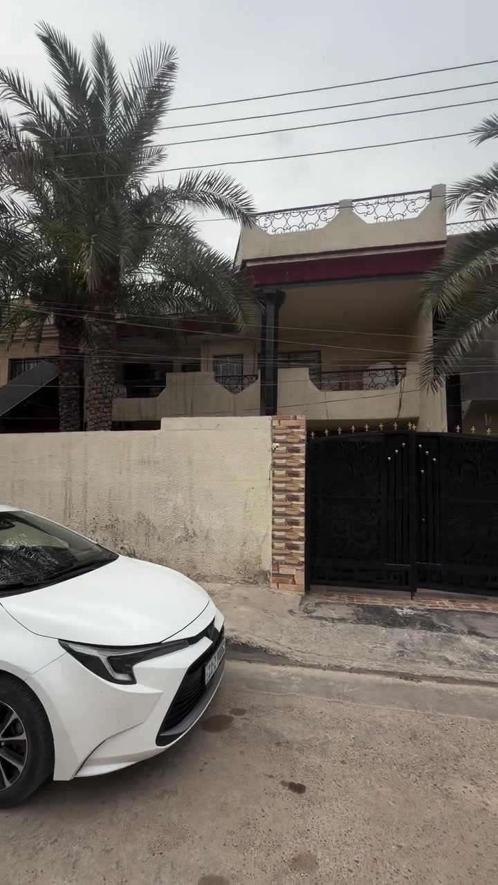 السلام عليكم دار للبيع في منطقة الشعب حي البساتين
طابو صرف مساحة الدار 225 واجهه 10 نزال 22 ونص 
يحتوي الدار على كراج وحديقة واستقبال وهول ومطبخ
وعلى 5 غرف نوم البيت نظيف والشارع عريض ومنطقة 
هدوء جدآ للاستفسار الاتصال 
على الرقم *********** غير متواجد على النت

