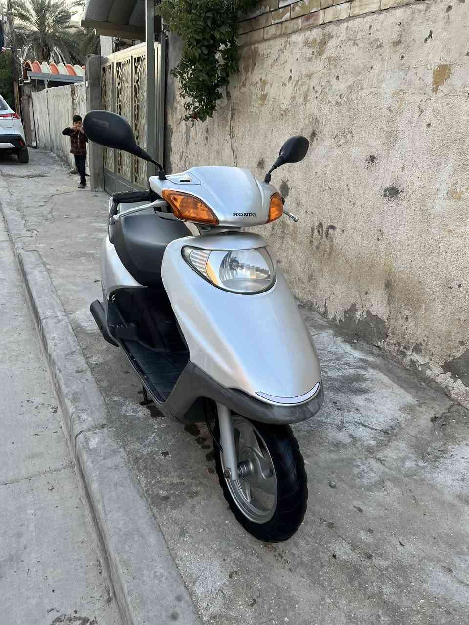 السلام عليكم للبيع سبيسي ياباني مابيه اي نقص تراي ناعم طسه كلش حلوه شلعه معدل كهربائيات كله شغاله اشاير لايت ستاب لايت كيلو متر قفل جنطه تشتغل سلف هندر محرك كلش ناعم مفتوح كور مبدل ولفات لاتنقيص ولا تبخير المكان بغداد الجديده *********** السعر 600 الف بي مجال
