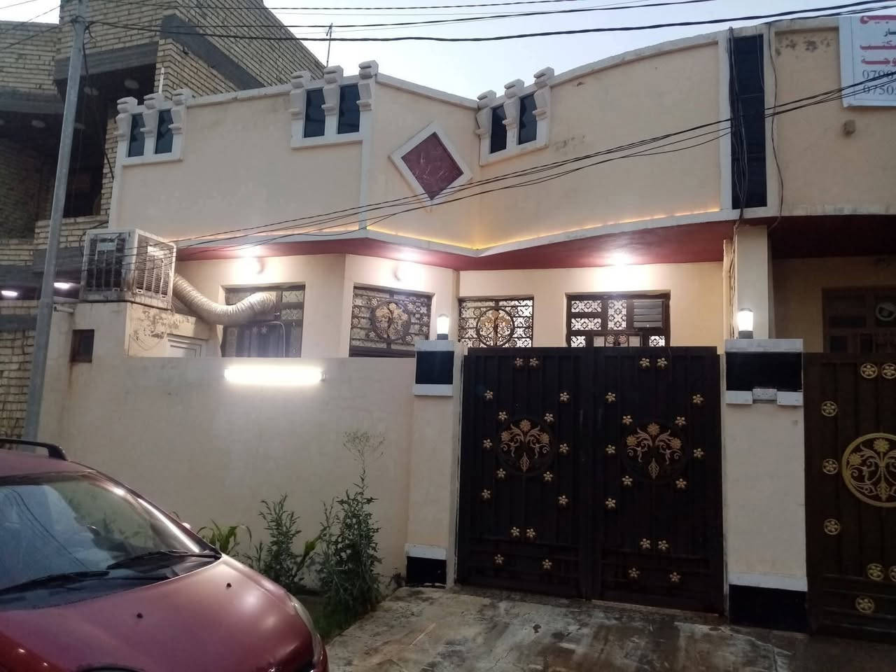 مشتمل مساحته 100 متر يطحي وجه 7 وربع طابو  صرف بناء طابوق يحتوي على  3 غرف نوم + مطبخ + أستقبال + صاله + حمام + منور + صحيات خارجيه
موقع ألمشتمل شارع ابو ألنسور حي ألأمين مقاطعه 17 خلف مول ألمصطفى 

للأستفسار ألأتصال على ألرقم (  ***********  ) 
                     ألسعر /  90 وبي مجال
