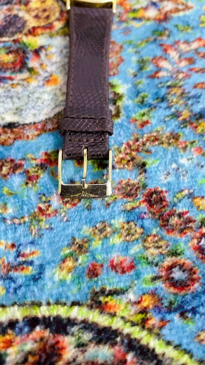 السلام عليكم
ساعه سويسري أصلي من ماركة لونجين العريقه

المواصفات

القطر 33 بدون الدكمه

مينه مميزه مشطبه وأرقام لاتينيه

الماكنه كوارتز بطاريه 

نضام ميلين طلاء ذهب 

الساعه بلاديه بلكامل 

فقط السير مستبدل بسير أصلي 

السعر 200$


**إذا كنت صاحب هذا الإعلان وتريد حذفه لأي سبب، رجاءا أرسل رسالة إلى الدعم الفني**