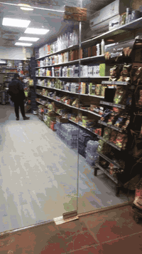 سلام عليكم متوفر اسواق للبيع في بغداد عنوان سبع بكار سوق السمكة ايجارها 700 البيع سبب عدم التفرغ والاسواق معروفه صارلها 20 سنة اسم معروف بل منطقه للاستفسار اتصل على الرقم التالي ***********
