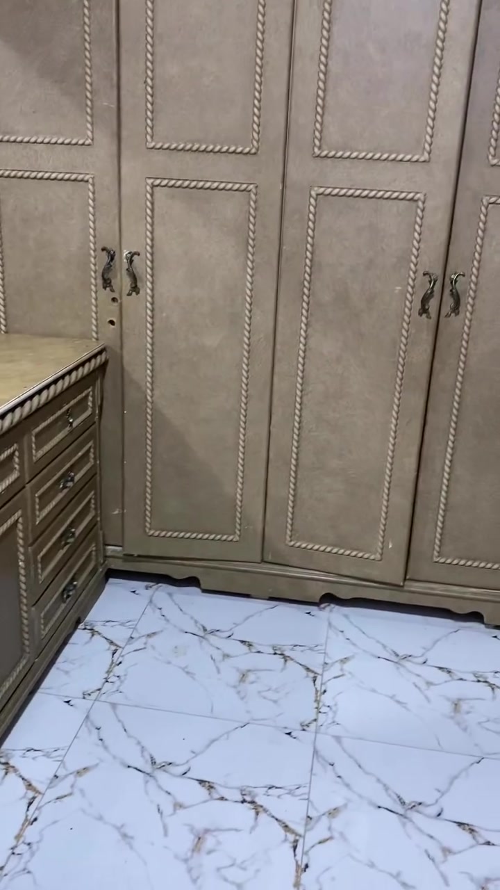 سلام عليكم غرفه اخشاب للبيع نضيفه جدا وقويه شاهد الله ماخذها مليون ونص محتاج واريد ابيعها 700وبيها مجال قليل حته الدوشك وياها مكاني بصره ابو الخصيب ***********
