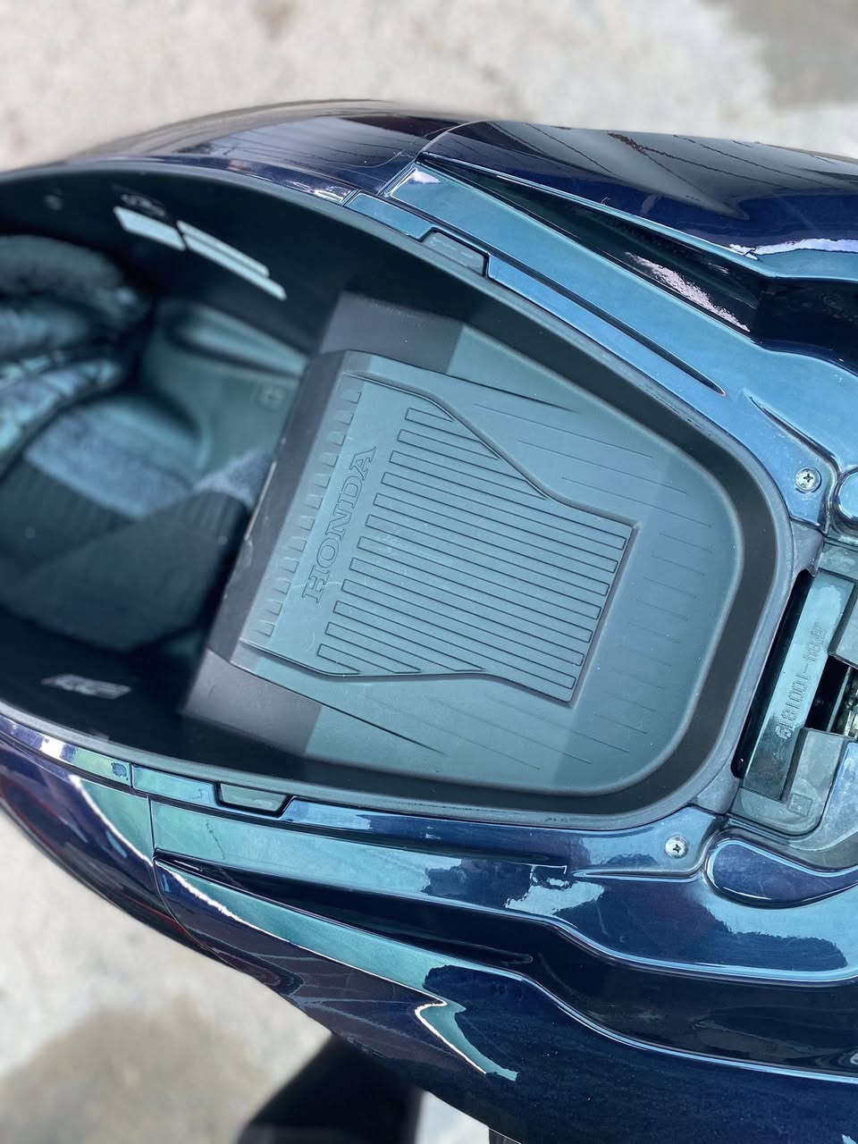 سلام عليكم بي سي اكس جيل ثالث يباني هايبرد ماشيه ٧ زيرو آلاف نضام الهايبرد ٣ انضمه الDو s والعادي تشتغل المكينه وصوت بس متصرف بانزين الحد ال٦٠ فول فول فول مواصفات يعني الي يريد شي قوي ومفول  هنا اي بي إس تدفءه بل بدأت حساس ازدحام وهايبرد بصمتين جهاز إنذار  ومغلفه ppf حمايه كشر الدراجه اجدد من الجديد وتخليف هم جديد دراجه ميتسولف عله جداده البيه سعر ٣١ ورقه وبيه مجال  ورقه وبيه مجال بسيط مكاني بغداد شارع فلسطين *********** إذا متعرف قيمه هاي الدراجه وسعره لا تعلق
