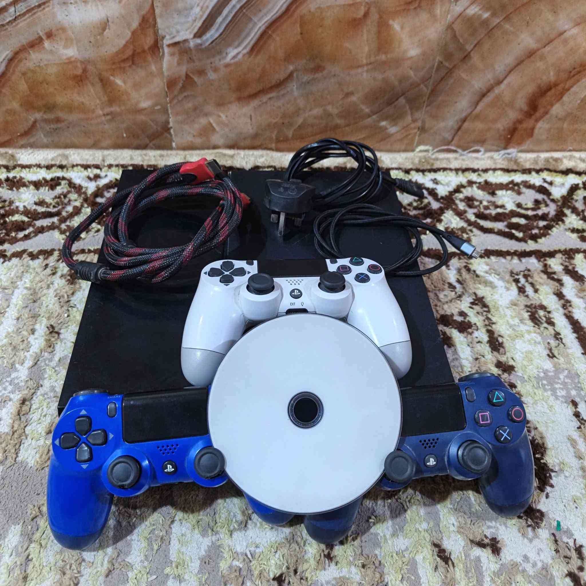 السلام عليكم جهاز بلي فور فات مهكر نضام 12.50 قرص يجي ويا 3 يدات مع كامل ملحقاته سعر 280ألف تواص علا الواتساب ***********
