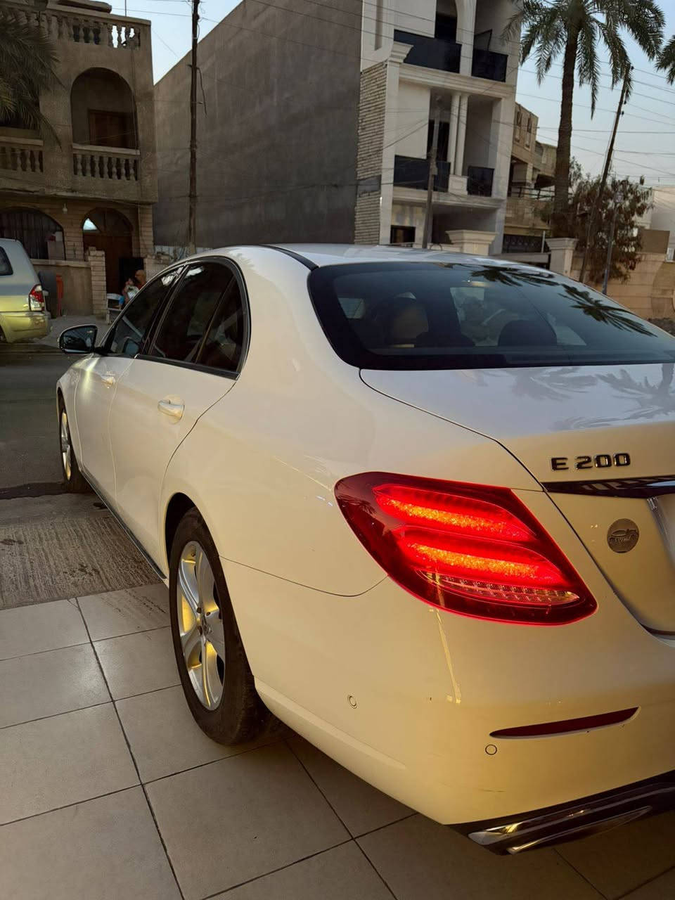 السلام عليكم 
سياره للبيع مرسيدس E200 2018
وارد ألماني مكفوله كفاله عامه 
الموصفات:
1_مكينه 2000 توربو 
2_دفع رباعي فورمتك
3-لايت عدسه متحرك 
رادارات °360
4_كامره خلفيه 
5_اوتو بريك أمامي خلفي 
6_مثبت سرعه تفاعلي عله السياره الكدامك 
7_اوتو بارك 
8_فتحه سلايد 
9_كشن كهربائي تدفئه 
10_خمس وضعيات قياده 
11_ تحكم ستيرن لمس  
12_ أوامر صوتيه
13_ اناره داخليه 64 لون 

السياره نضيفه و احلى من الصور مكان السياره بغداد المنصور 
للإستفسار: ***********
