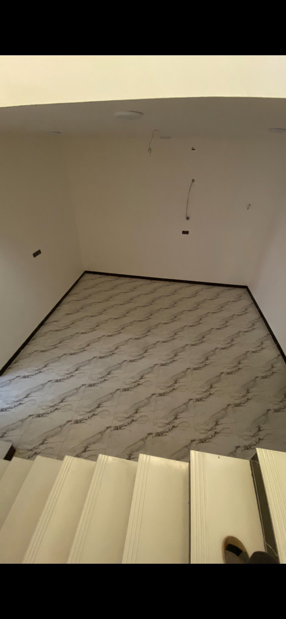 البيت للبيع مكون من واجهة عصرية وتصميم داخلي حديث. يتميز بأرضيات سيراميك جميلة ونوافذ توفر إضاءة مناسبة لجميع الغرف. مدخل واسع يفتح على غرفة استقبال وأخرى للعائلة. البيت فيه فناء خارجي مع مكان لحوض الزرع. مثالي للعوائل الباحثة عن الراحة والخصوصية. موقعه قريب من الخدمات الأساسية والمدارس.