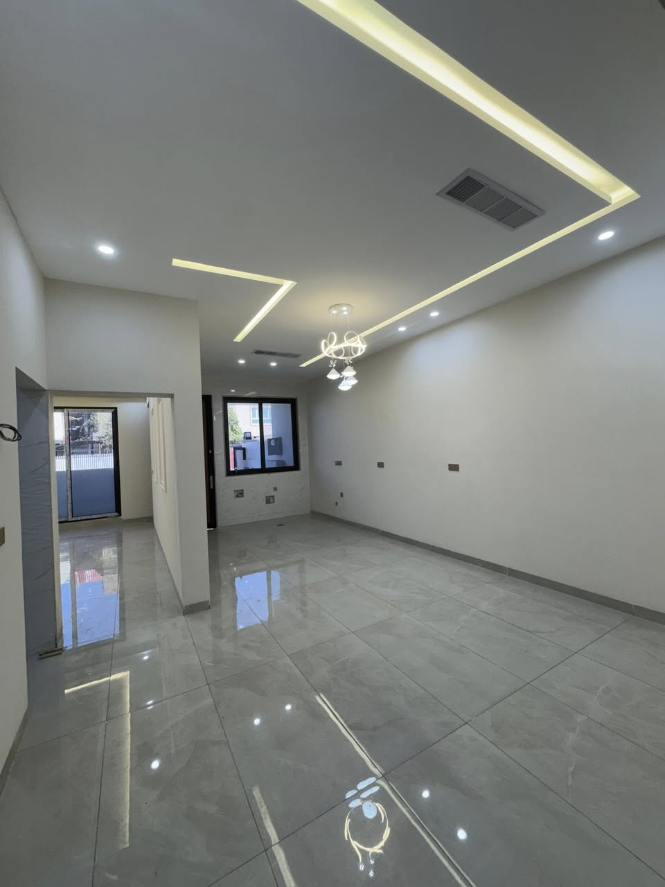 دار للبيع بناء حديث طابقين المساحة 150 متر واجهة 7.5 متر الموقع طريق بغداد حي معلمين للاستفسار اتصل للرقم ***********
