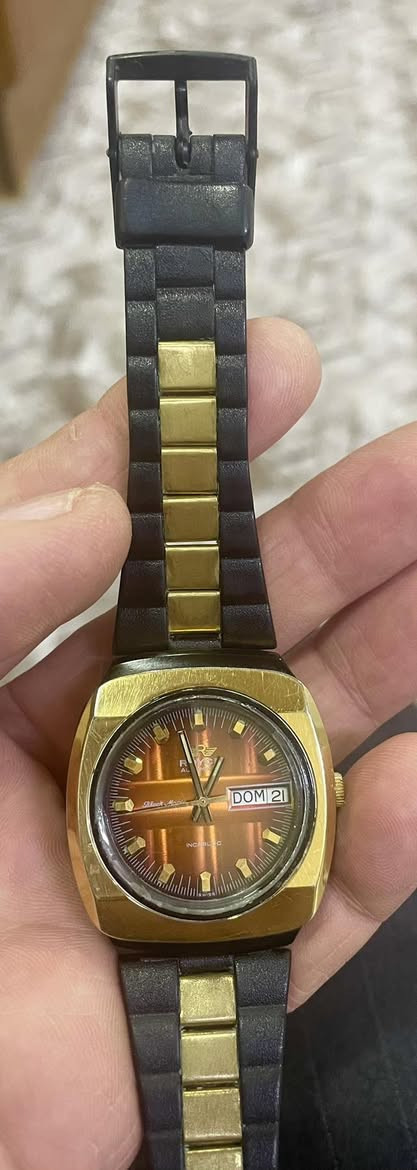 ساعة رويس(Rowyce) سويسريه أوتماتيك فنتج السبعينيات القطر 38 -40 ملم الهيكل طلاء ذهبي ثابت 
السير والبوك مستبدل
نافذة للتاريخ اليومي والشهري 
نظافة الساعة ممتازه
وقت مضبوط جداً جداً
السعر 145 ألف 
للمهتم خاص ***********
المكان كركوك يوجد توصيل
