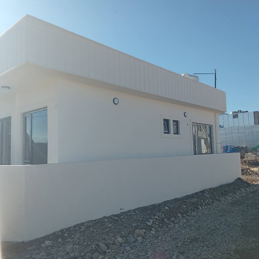 ئەم خانووە بۆ فرۆشتن لە بەکرەجۆ
ڕووبەری خانووەکە 105 مەترە
پێشی خانووەکە 8.75 مەترە وە قووڵی خانووەکە 12 مەترە 
ڕووی ڕۆژهەڵاتەو کۆڵانی 12 مەترییە 
بەرامبەری باخە
خانووەکە تازەیەو بەکار نەهاتووە
پێکهاتووە لە ژوورێکی میوانی گەورەو مەتبەخ و دوو نووستن و موشتەمەلات
خانوەکە کامل کاشیەو سەقفی کنافە ودەکتی موبەریدەشی بۆکراوە
نرخی 5 دەفتەر و 40 وەرەقەیە
بۆ زانیاری زیاتر پەیوەندی بکەن بە نووسینگەی نوێ بوونەوە 
*********** السليمانية, العراق
