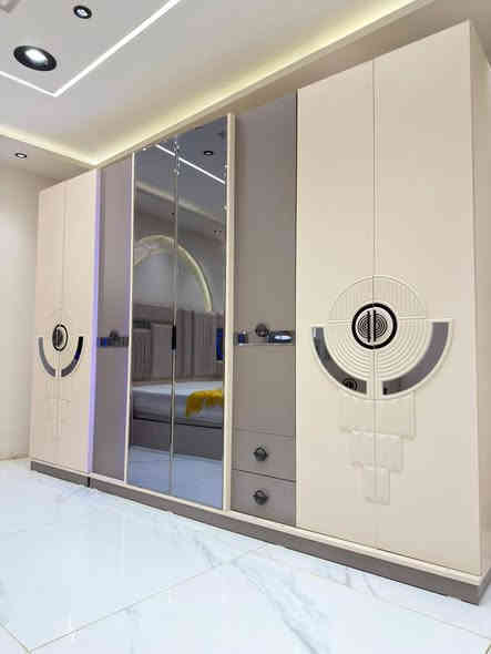 غرف نوم تركي 10 قطع كنتور 8ابواب طول الكنتور 3 متر و 30 سم الجربايه وي الكومديات 3 متر 
السرير مخزن جكات 
السعر مليون و 850 الف فقط 
للحجز والاستفسار راسلونا وات ساب ***********
      ***********
نقل وشد داخل مركز البصره مجاني توجد خدمه توصيل للاقضيه والنواحي والمحافظات الجنوبيه بأسعار مناسبة ملاحظه ما تدفع اي مبلغ قبل لا تنشد وتكمل ابيتك عليكم بس تنزيل الكراتين من السياره لداخل البيت
