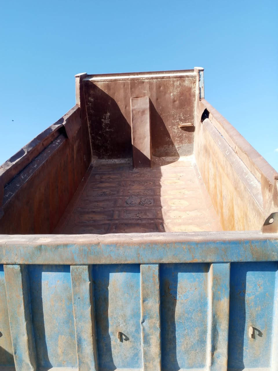 السلام عليكم للبيع بدي قلاب الطول 4مترات وخمسه وستين السعر32 العنوان سامراء ***********
