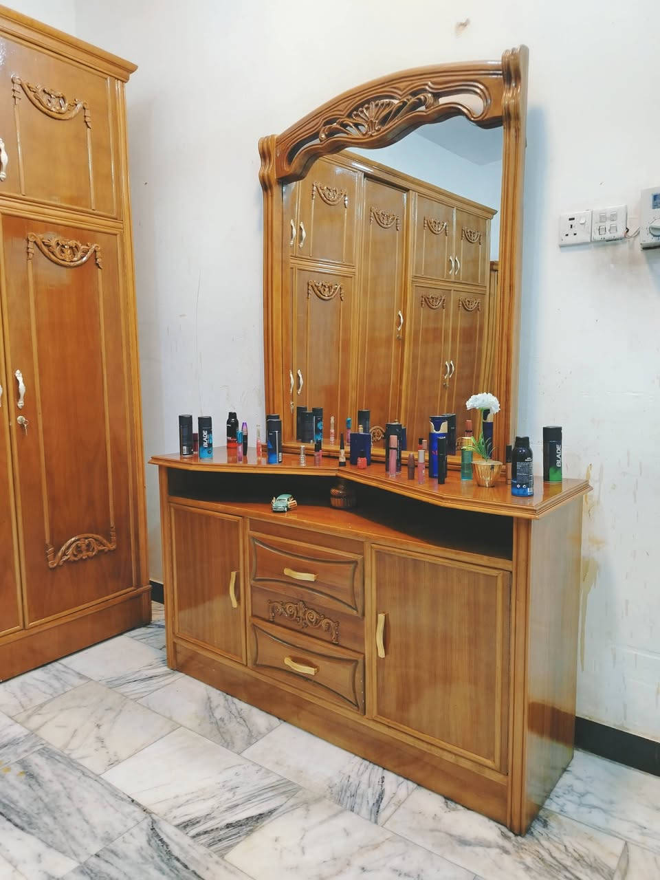 غرفة نوم تسكام صاج داخل وخارج شغل ثقيل ضهر جرجوبه خمسه ملم استعمال قليل مابيها اي ضرر. اخت الجديد مكفوله من الشخط تكمه الواقع احله من الصور العنوان حلة حي الجزائر ***********.   ***********
