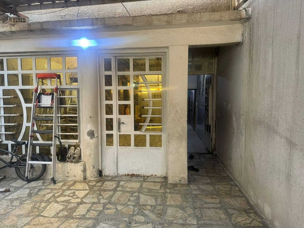 بيت للبيع في حي أور (قرب حسينية المصطفى)
​المساحة: 125 متر مربع.
​الأبعاد: الواجهة 6 م (وشوية) × النزال 20 م.
​حالة البيت: بناء قديم لكن (نظيف وقابل للسكن الفوري).
​عرض الشارع: 6 إلى 7 متر.
​الملكية: طابو صرف (ملك صرف، ليس ورثة).
​السعر: 225 مليون دينار (قابل للتفاوض البسيط).
​📍 الموقع: حي أور - موقع مميز وقريب من حسينية المصطفى وكافة الخدمات.
​(مكلفة بالنشر)  رقم صاحب البيت ادزة الك بالخاص


**إذا كنت صاحب هذا الإعلان وتريد حذفه لأي سبب، رجاءا أرسل رسالة إلى الدعم الفني**