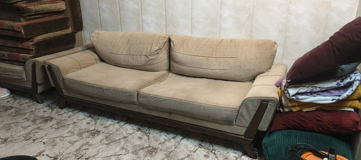 قنفات  عدد ٢ تركي 
ام ٤ مقاعد لون بيجي نظافه ١\١  
الاستفسار على الواتس اب ***********
