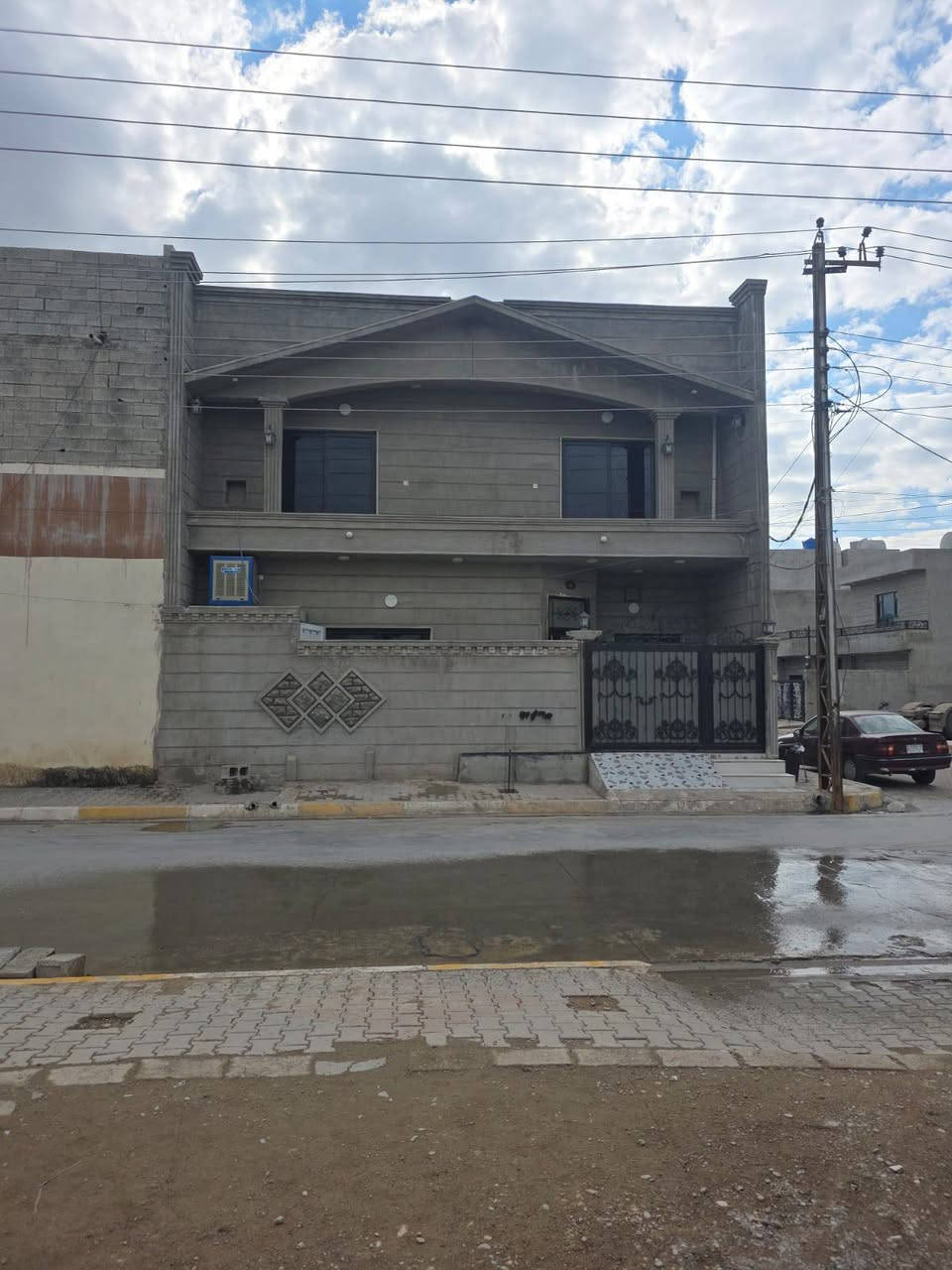 دار للبيع طابو صرف 100 متر مربع قاطين حي العسكري 77 بلخدمات على شارع 20 متر ركن . قاطين الارضي نقص سقوف ثانويه فقط والثاني نقص جص وكهربائيات . 
الاتصال 
***********
***********
