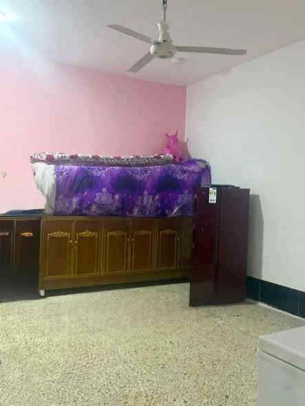 السلام عليكم بيت للبيع المساحه ٢٥٠متر حديث طابق واحد بهرز جرف الملح قرب جامع الفتاح خدمات كامله مجاري تبليط اناره ٧اشهر من كمل شغل درجه اولى يتكون من غرفتين نوم كبار واستقبال كبيره وصاله كبيره ومطبخ كبير وحمام وصحيات وبيتونه كبيره كراج سياره وحديقه مع كاونتر مرمر السعر خاص للاتصال ***********علاء عوينتي
