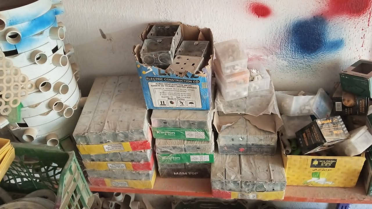 تعزيلات محل منو محتاج هاي لاغراض جوه سعر جمله  كله جديد لعنوان زويرجات رقم *********** ابو لمحل حتي رفوف البيع كولشي يخص منزل عده وموجود
