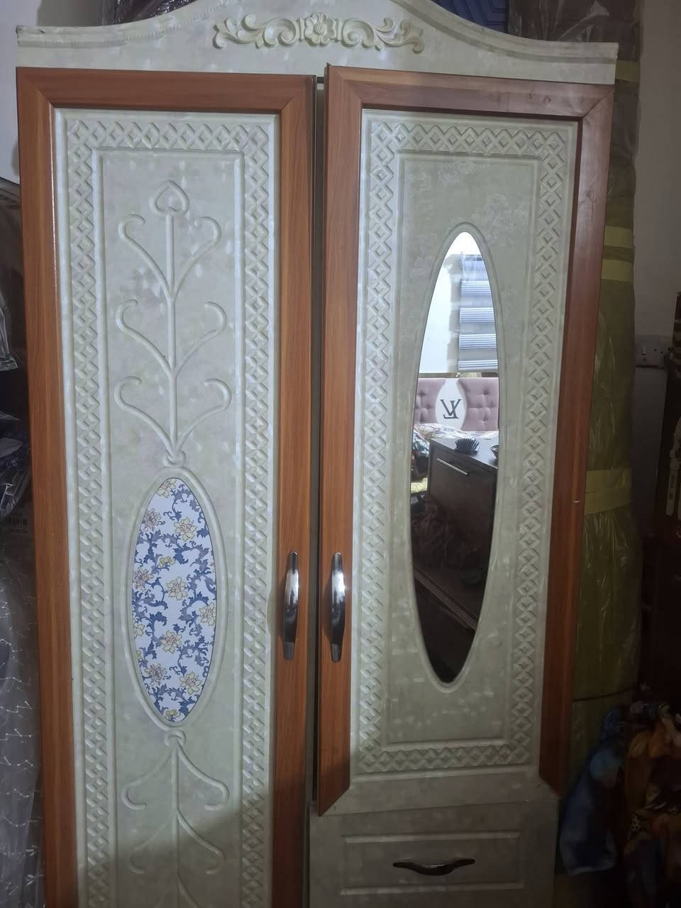 جرباية ام النفر السعر ٥٠الف  عدد ٥
ثلاجة الحافظ حجم كبير ٣٥٠
مجمده حجم صغير ٣٠٠
كنتور بابين السعر ١٠٠ الف
كنتور ٦ ابواب ملحق صاج ٣٠٠
مبردة برفاب سعر ٥٠ 
***********
