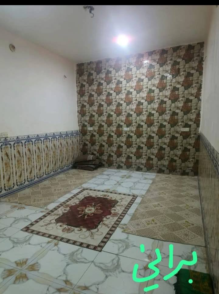 بيت للبيع مساحته 150 متكون من غرفتين وصاله ومطبخ وبراني وصحيات داخليه العنوان الديوانيه الشافعيه على السايدين يم محلات جوني سعر70وبي مجال قليل الرقم والاستفسا***********.
