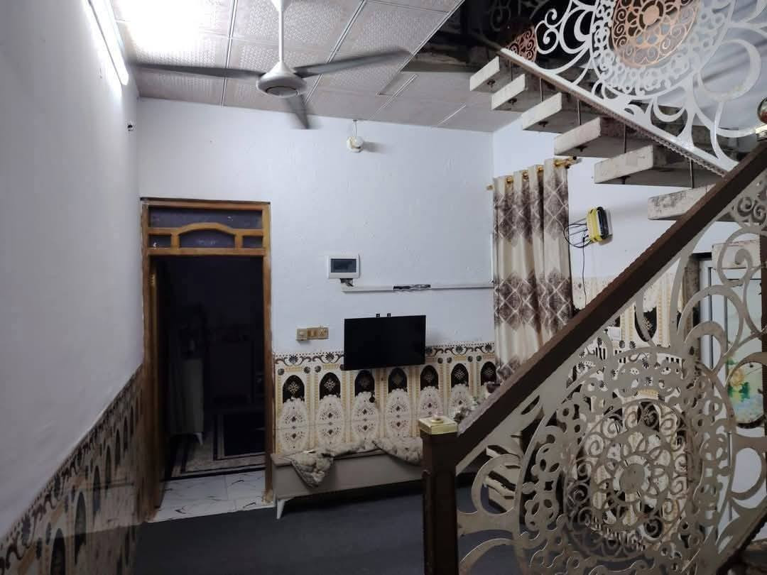 ياالله
سلام عليكم
البيت البيع طابو صرف 
مساحه ((100)) متر طولاني بناء عكاده
يحتوي البيت على استقبال وصاله وغرفتين 
نوم وصحيات داخليه وصحيات خارجيه
ومطبخ كبير 
حي صحفين مربع ثالث 
البيت نظيف وجاهز السكن 
سعر وباقي تفاصيل إتصل
((***********)) ((***********)) 
اخوكم أبو عراق...........................
