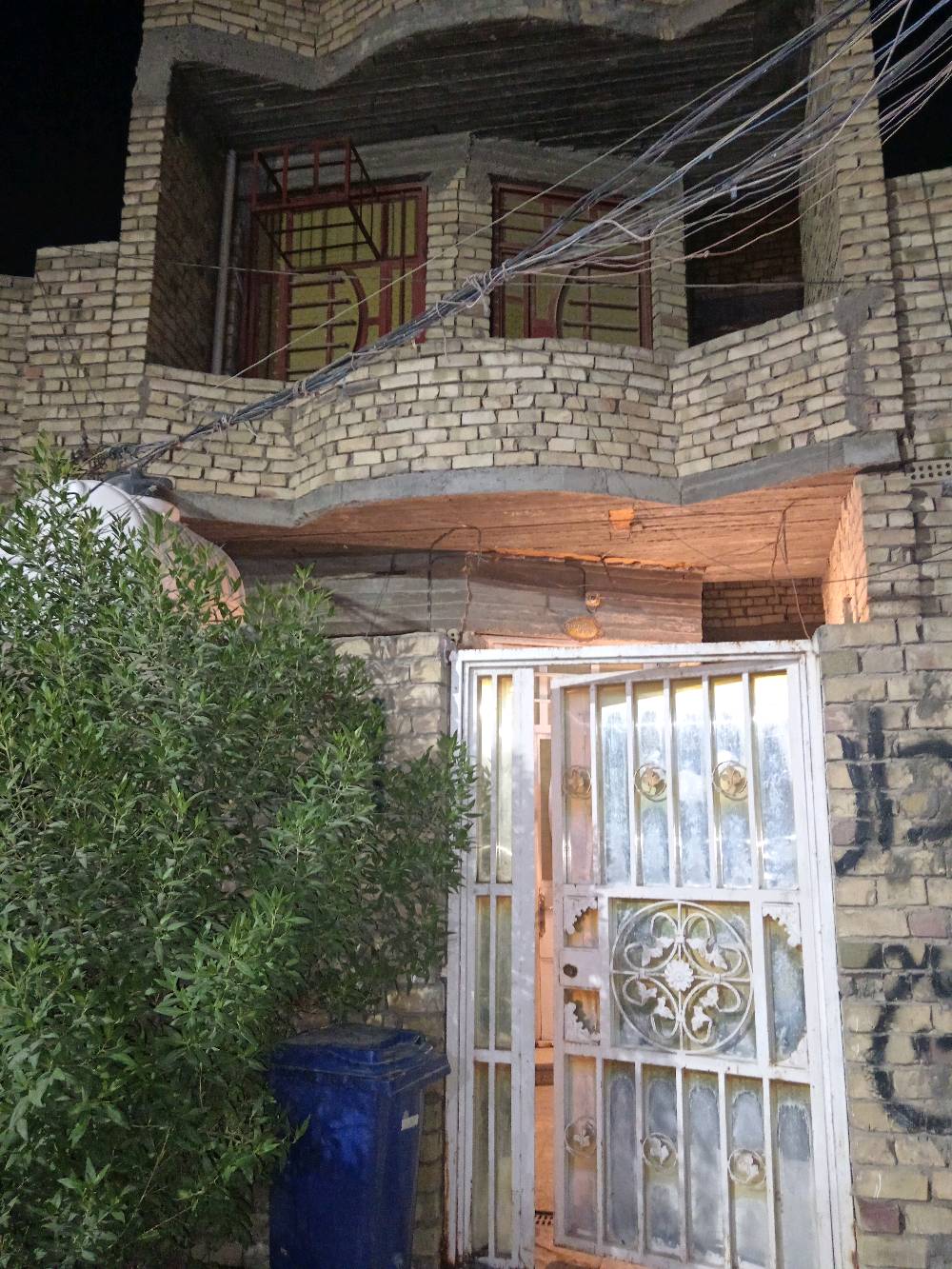 بيت للبيع مساحته 130متر يحتوي ع طابقين طابق الأول جاهز للسكن يوجد فيه غرفه نوم كبيره وغرفة استقبال وصاله ومطبخ وحمام داخلي وحمام خارجي والطابق الثاني يوجد فيه غرفتين نوم وحمام ومطبخ ناقصه كاشي وبياض المشتل شارع المدارس قرب البطاقه التموينيه

