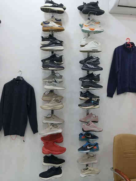 سلام عليكم احذيه باله ترانشوزات نضيفات 45 قطعه ابيعهن شلعه كلهن  قياسات من 40 لحد 42 سعر 250 الف وبيهن مجال لشراي مكاني ناصريه حي اريدو شارع مستشفى القلب الاتصال او مراسله عله صفحه ***********
