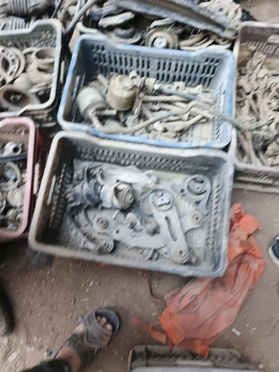سلام عليكم غراض سياره مشكل للبيع شلع اليريد يخابر عله هاي رقم *********** عنوان كركوك  حي العسكري قرب جسر ليلان
