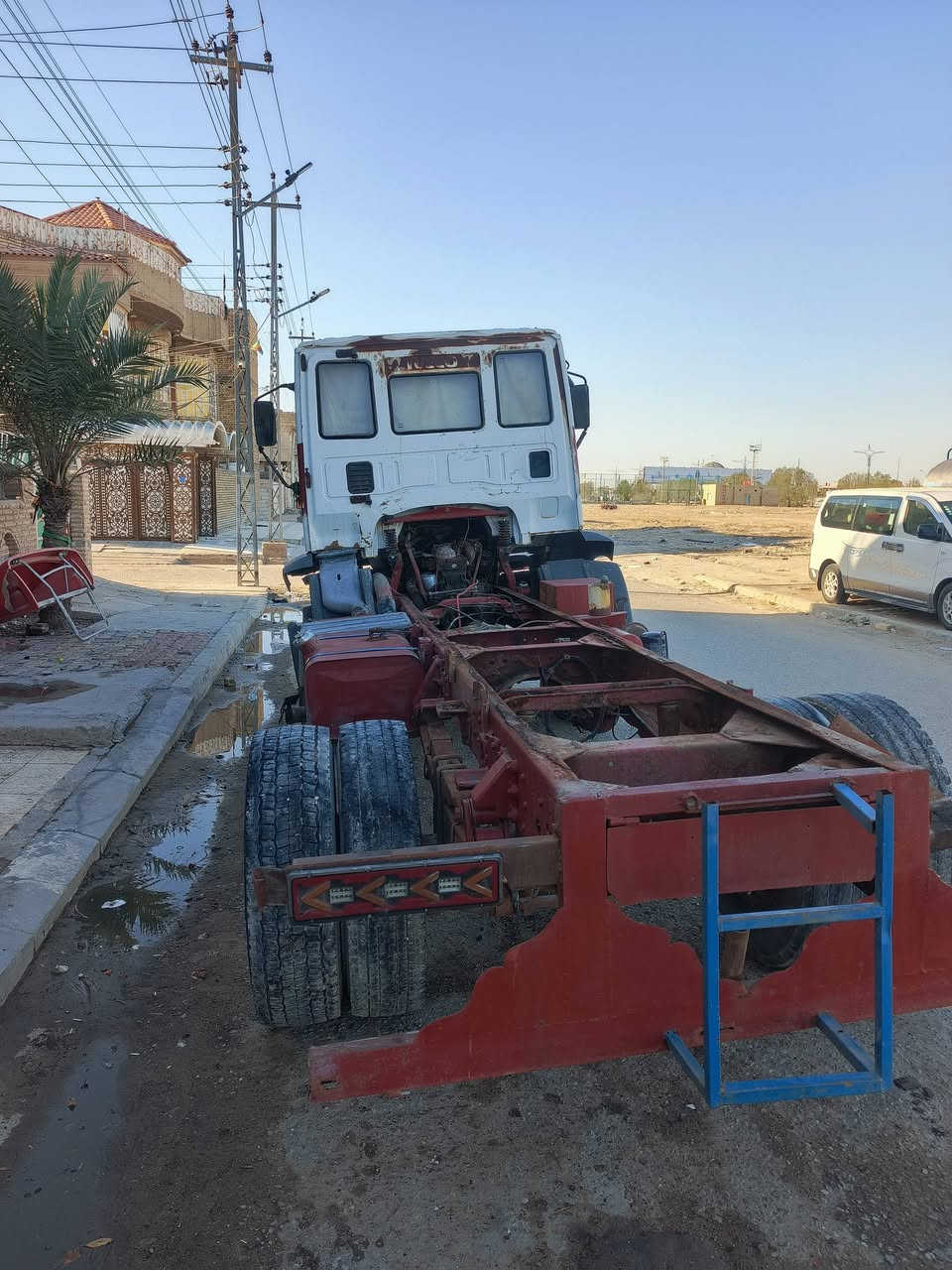 سلام عليكم افيكو موديل 2000شاصي طوله 5الا ربع سياره حديده بدون لوحات مكينته جديده كلش جاهزة مكانه بصره سعر 40 هاتف ***********
