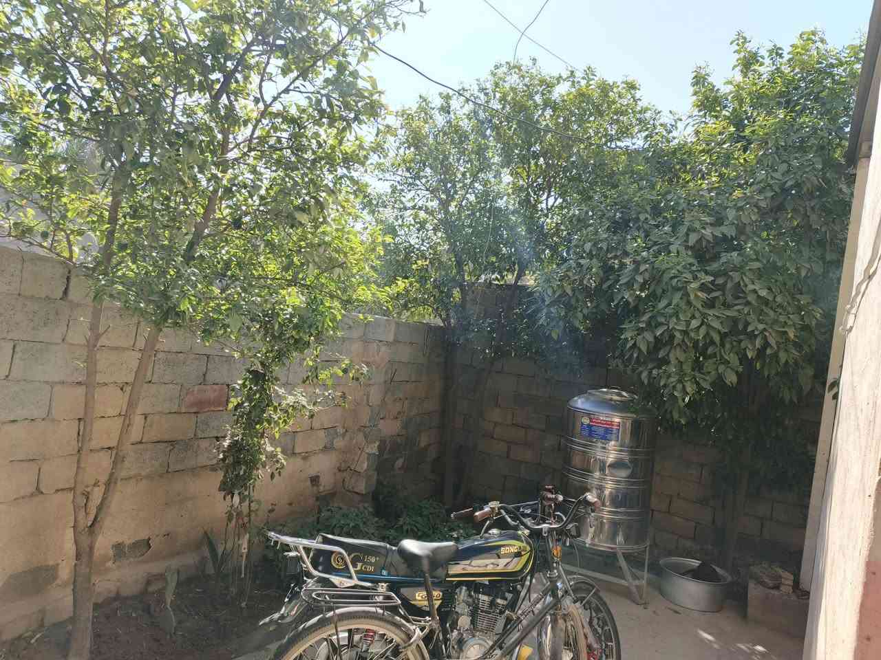 بيت للبيع البستنه زراعي يتكون من غرفتين 5*4 وهول 5*4 استقبال 5*4
ومطبخ 4*3ونص مساحته أكثر من 230متر
السعر 40وبيه مجال 
وتوجد قطعه أرض مساحته 200 طابو 25
في حي العدل
استفسار /***********
