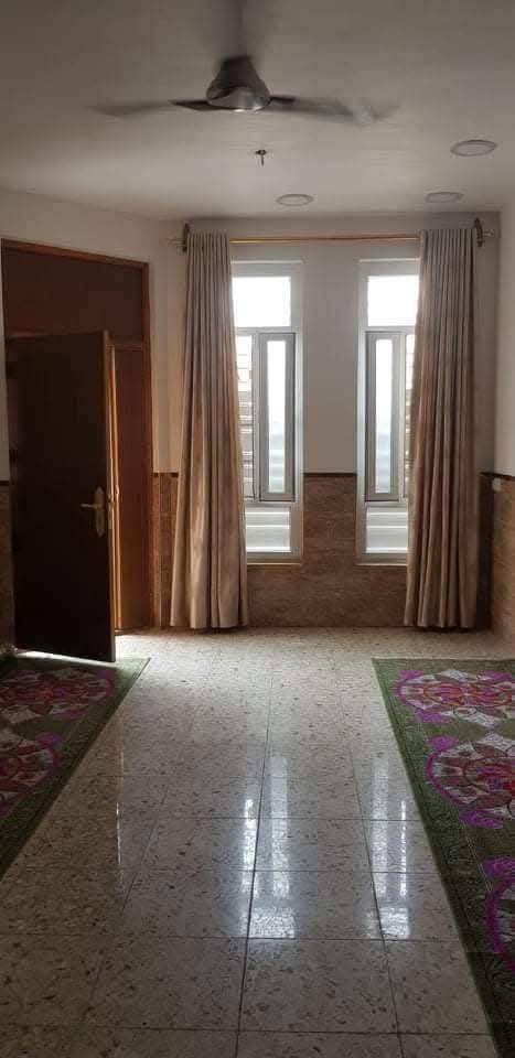 السلام عليكم بيت ركن  للبيع مساحة ٩٠  في الامين الثانية الاعلام
واجهة ١٠ والنزال ٩ يتكون من ثلاث طوابق يحتوي على ٤ غرف نوم. و ٣ حمام وصالة كبيرة واستقبال 
السعر 245 وبي مجال 

للاتصال ***********

