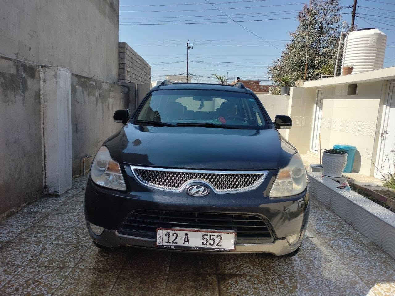 بسم الله الرحمن الرحيم اخوان قيمو سعرها لن ماعرف باسعار الفيركروز 
للبيع: هيونداي فيراكروز 2008 – فئة كاملة المواصفات (Full)
​الموديل والنوع: هيونداي فيراكروز (Hyundai Veracruz) موديل 2008.
​السعة: 7 راكب (سيارة عائلية بامتياز).
​الرقم والسنوية: مرقمة ألماني (رقم نينوى الجديد)، السنوية مجددة وجاهزة للتحويل مباشرة.
​المحرك والكير: شغال ووضعها توب التوب 
​
​🌟 المواصفات والكماليات (مواصفات الفئة الكاملة):
​فتحة سقف (سلايد شغال).
​تبريد مركزي 3 قطع ثلج ما شاء الله.
​كشنات جلد بلاد (المقاعد الأمامية تحكم كهربائي بالكامل + نظام تدفئة).
​شاشة داخلية وغرفة نظيفة ومرتبة (الصور مرفقة).
​📝 الملاحظات والنواقص (للأمانة وإبراء الذمة):
​السيارة بصبغها الأصلي ما عدا البنيد مصبوغ تجميلي (بدون حادث شاصي ومكفول)، وبيها كم شغلة بسيطة تحتاج ترتيب:
​البصمة عاطلة (تحتاج تصليح أو برمجة خفيفة).
​جك الصندوق الخلفي عاطل.
​الباب الخلفي الأيسر يحتاجله قامجي.
​السقف بيه تقحيل خفيف من جهة الخلف بسبب الشمس (موضح بالصور).
​البودي بيه شخوط حكك خارجية وتكحيل قديم (تحتاج جلفة بولش تجميلية حتى ترجع مراية).


**إذا كنت صاحب هذا الإعلان وتريد حذفه لأي سبب، رجاءا أرسل رسالة إلى الدعم الفني**