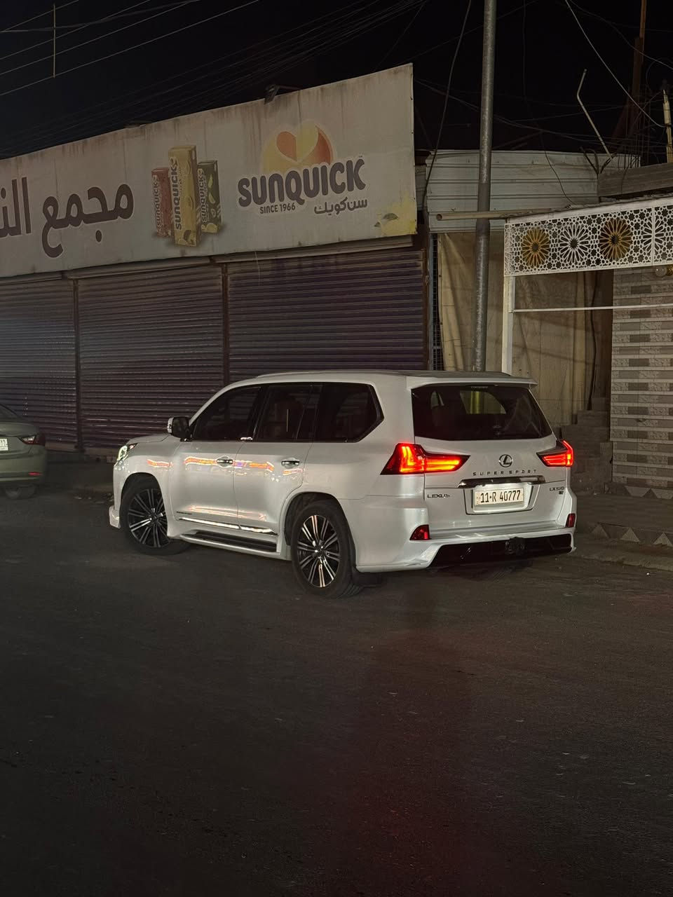 السلام عليكم شباب، للبيع
لكزس LX 570 سوبر سبورت موديل 2018، خليجي مكفوله ونظيفة جداً 
المواصفات:
 المحرك: 8 سلندر 5.7.
 سوبر سبورت، يعني فول مواصفات كاملة (كت رياضي مميز، رادار، تحديد مسار، بروجكتر، كاميرات 360 درجة).
 الداخلية: جلد نظيف، تبريد وتدفئة مقاعد، ونظام صوتي Mark Levinson 
 الحالة: السيارة نظيفة ومحتاجة صاحب نصيب، وما بيها أي نقص.
ماشية :138 الف كيلو
السعر: 65,000$ (خمسة وستون ألف دولار)
المكان: الأنبار / الرمادي
للاستفسار والتواصل: ***********
